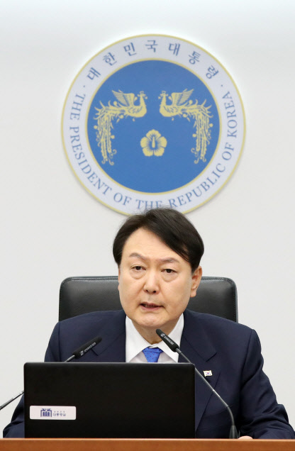 윤석열 대통령이 지난 18일 서울 용산 대통령실 청사에서 열린 제16회 국무회의에서 모두발언하고 있다. 대통령실통신사진기자단=연합뉴스